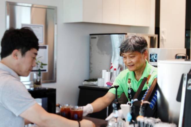 이광영 스테이만디 대표가 직접 내린 음료를 주문자에게 건네고 있다. /황진영 기자