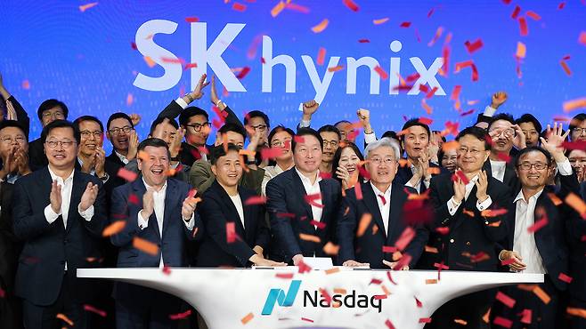 10일(현지시각) 미국 뉴욕 나스닥 마켓사이트에서 열린 '오프닝 벨' 행사에서 최태원 SK그룹 회장, 곽노정 SK하이닉스 CEO, 고승범 SK하이닉스 사외이사 겸 이사회 의장이 타종을 하며 나스닥 ADR 거래 개시를 알리고 있다./사진=SK하이닉스