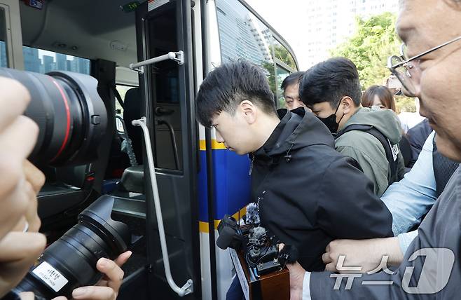 광주 도심에서 일면식도 없는 10대 여고생을 살해한 장윤기가 지난 5월 14일 오전 광주 서부경찰서에서 검찰로 송치되고 있다. ⓒ 뉴스1 김태성 기자