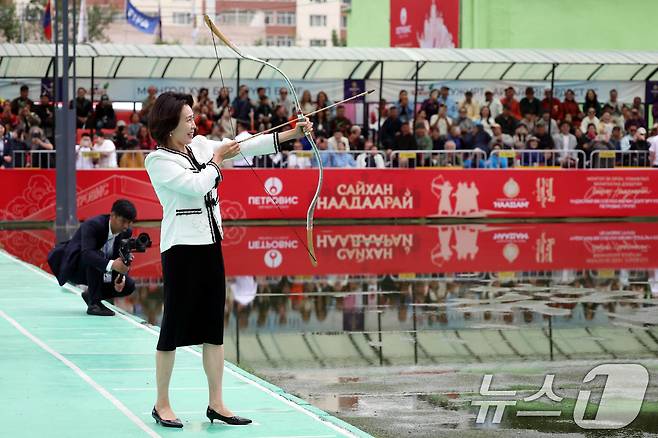 몽골을 국빈 방문 중인 이재명 대통령과 김혜경 여사가 11일(현지시간) 울란바타르 나담축제장에서 전통활쏘기를 체험하고 있다. 2026.7.11 ⓒ 뉴스1 이재명 기자