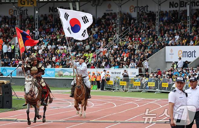 11일(현지시간) 몽골 울란바타르 국립 체육경기장에서 열린 나담축제 개막식에서 태극기를 든 공연 참가자가 말을 타고 질주하고 있다. 이재명 대통령은 이날 몽골의 자유와 독립정신을 기리는 최대 명절인 '나담축제'에 공식 주빈으로 참석했다. 2026.7.11 ⓒ 뉴스1 이재명 기자