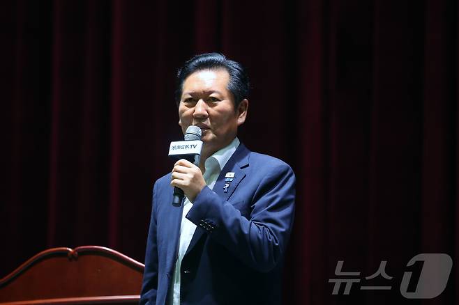 정청래 전 더불어민주당 대표가 10일 오후 전남광주통합특별시 동구 조선대학교 해오름관에서 '국민이 지킨 나라, 민주적 국민정당'을 주제로 특별 강연을 하고 있다. 2026.7.10 ⓒ 뉴스1 조수민 기자