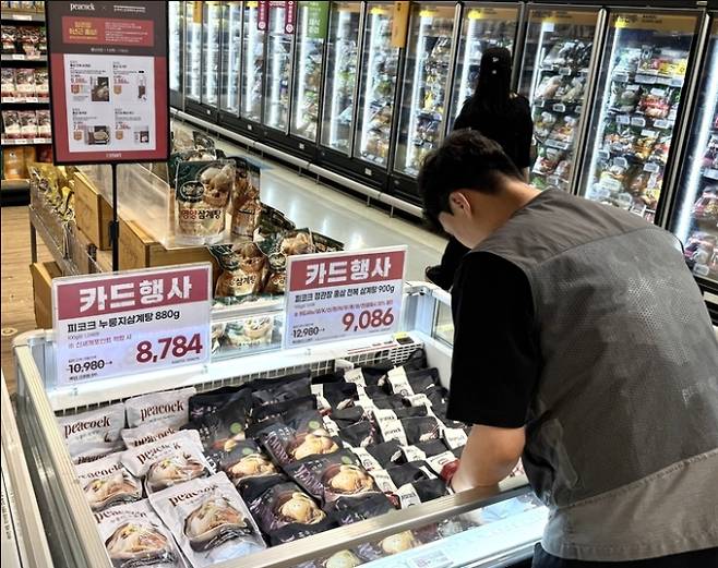 대형마트 휴무일? 이마트·롯데마트·홈플러스·코스트코 ‘초복 할인전’ = 이마트·롯데마트·홈플러스·코스트코 등 대형마트가 이번 주는 각사별 특색있는 할인행사에 돌입한다. 초복(15일)을 &nbsp;앞두고 일제히 보양식 마케팅에 나선다. 이마트는 보양식 50% 할인 행사를, 롯데마트는 ‘온세일’ 최대 91% 할인 행사를, 파산 기로 홈플러스는 각종 ‘고별전’ 행사를 진행한다. ©사진=이마트: 대형마트 휴무일? 이마트·롯데마트·홈플러스‧코스트코 등 마트 휴일, 쉬는날