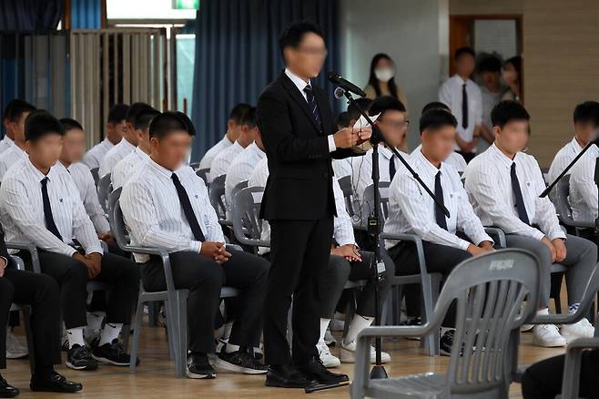 2026년 7월6일 오후 전남광주통합특별시 북구 광주제일고등학교 강당에서 배재고등학교 교장이 사과문을 읽고 있다. 공동취재사진