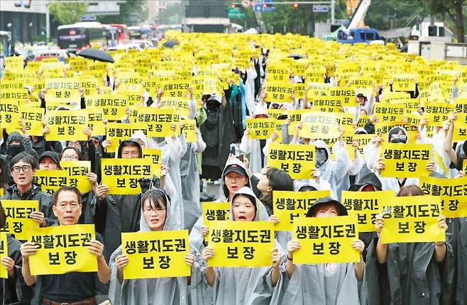 2023년 8월 서울 종로 보신각 앞에서 열린 '서이초 교사 추모식 및 교사 생존권을 위한 집회'에서 참가자들이 교사의 생활지도권을 보장하라고 촉구하고 있다. 뉴스1
