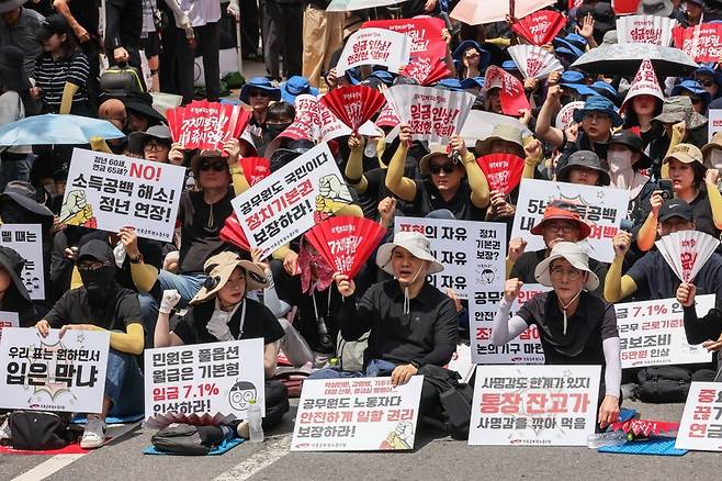 공무원·교원 생존권 쟁취 공동투쟁위원회(공투위)는 11일 오후 서울 중구 숭례문 일대에서 ‘7·11 공무원·교사 노동자대회’를 개최했다. 공투위 제공
