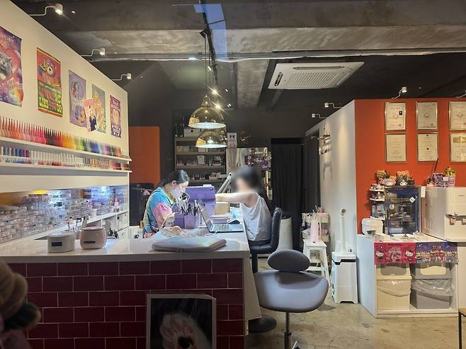 오후 8시, 송모양의 손톱 시술을 하고 있는 박씨의 모습. 친구 앞에서 손을 보이기 부끄러웠다는 송모양은 "선생님이 손톱을 예쁘게 만들어주셨으니 앞으론 참아보겠다"라고 말했다.