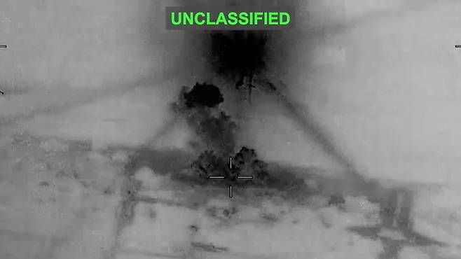 지난 26일(현지시간) 미 중부사령부(CENTCOM)는 이란의 드론 공격에 대한 보복으로 호르무즈 해협에서 이란을 공격했다고 밝혔다. 이날 이란에 대한 보복 공격으로 추정되는 영상. [사진 = 미 중부사령부]