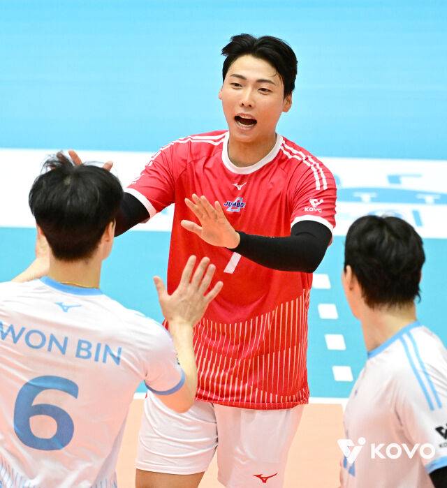 대한항공 유니폼을 입은 리베로 이상욱이 6월 15일 단양에서 열린 2026 한국실업배구연맹&프로배구 퓨처스 챔프전 단양대회 국군체육부대와 4강전에서 미소를 짓고 있다./KOVO 제공