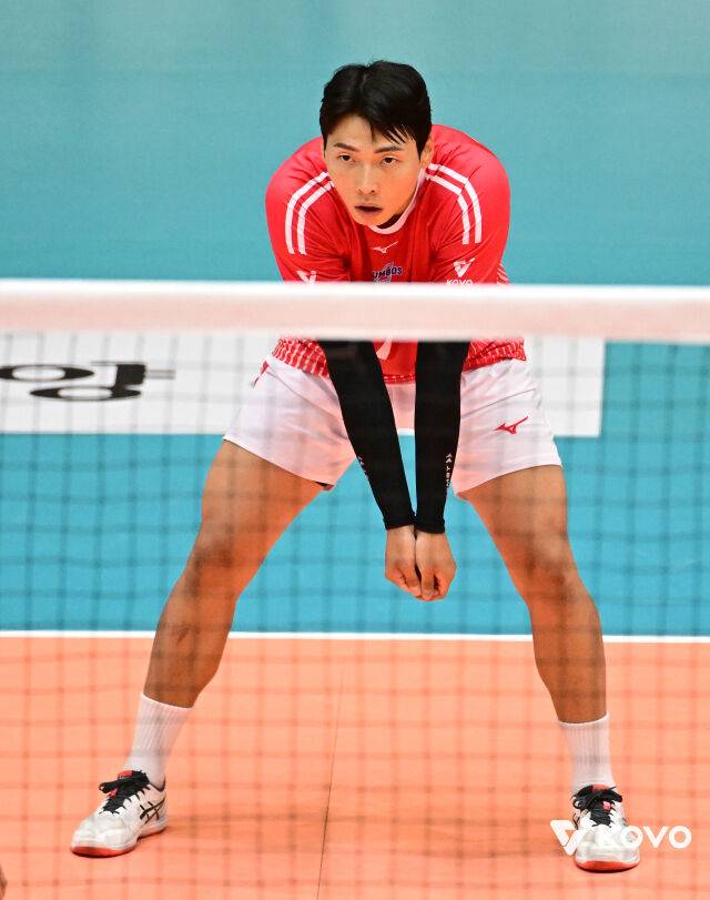 올해 대한항공으로 이적한 리베로 이상욱이 6월 13일 2026 한국실업배구연맹&프로배구 퓨처스 챔프전 단양대회 삼성화재전에서 수비 준비를 하고 있다./KOVO 제공
