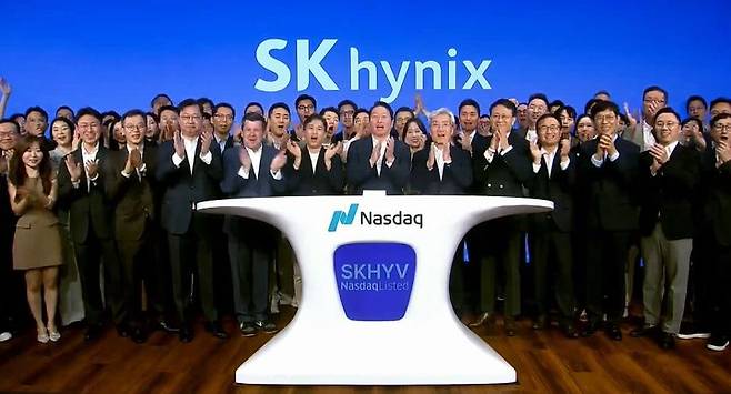 [서울=뉴시스] SK하이닉스는 10일(현지시간) 오전 미국 뉴욕 타임스퀘어에 위치한 나스닥 마켓사이트에서 ADR 상장 기념 '오프닝 벨’(Opening Bell) 행사를 열었다. 이날 행사에는 최태원 SK그룹 회장, 최재원 SK스퀘어 수석부회장, 곽노정 SK하이닉스 최고경영자(CEO) 등 그룹과 회사의 주요 경영진이 대거 참석했다. (사진=SK하이닉스 공식 유튜브 생중계 화면) *재판매 및 DB 금지