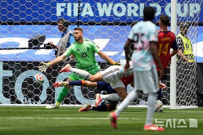 [잉글우드=AP/뉴시스] 2026 국제축구연맹(FIFA) 북중미 월드컵 8강전 벨기에와 경기에서 실점을 허용한 스페인의 우나이 시몬. 2026.07.10.