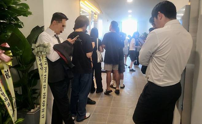 [파주=뉴시스] 최유리 인턴기자 = 파주 소재 임성근 조리사의 매장에서 순서를 기다리는 시민들 *재판매 및 DB 금지