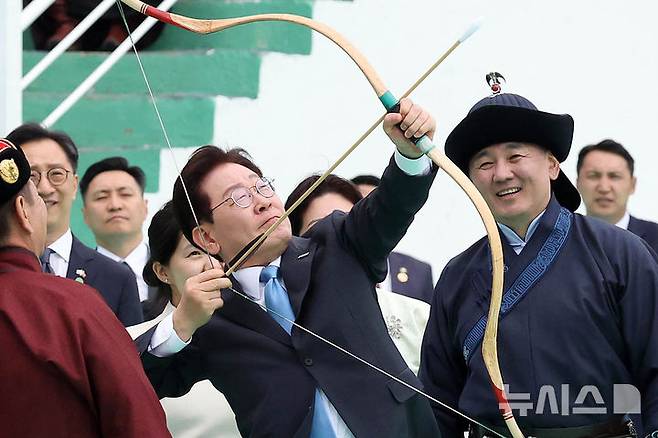 [울란바타르=뉴시스] 조성봉 기자 = 몽골을 국빈 방문한 이재명 대통령이 11일(현지 시간) 울란바타르 국립체육경기장 내 활쏘기 경기장에서 직접 활을 쏴보고 있다. 2026.07.11. suncho21@newsis.com