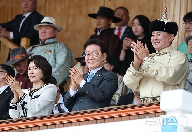 [울란바타르=뉴시스] 조성봉 기자 = 몽골을 국빈 방문한 이재명 대통령과 김혜경 여사가 11일(현지 시간) 울란바타르 국립체육경기장에서 열린 나담축제 개막식에서 오흐나 후렐수흐 몽골 대통령과 함께 박수를 치고 있다. 2026.07.11. suncho21@newsis.com