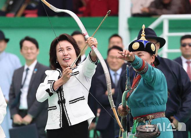 [울란바타르=뉴시스] 조성봉 기자 = 몽골을 국빈 방문한 김혜경 여사가 11일(현지 시간) 울란바타르 국립체육경기장 내 활쏘기 경기장에서 직접 활을 쏴보고 있다. 2026.07.11. suncho21@newsis.com