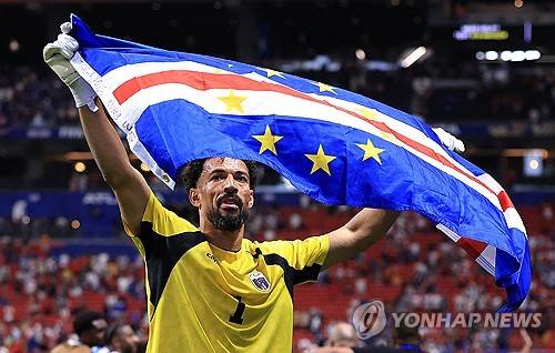 카보베르데 국기를 든 보지냐 [AFP=연합뉴스]