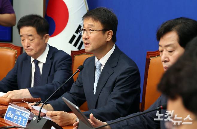 더불어민주당 한병도 당대표 직무대행 겸 원내대표가 10일 국회에서 열린 최고위원회의에 참석해 모두발언 하고 있다. 황진환 기자