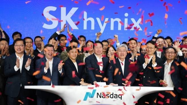 10일 오전(현지시간) 미국 뉴욕 나스닥 마켓사이트에서 열린 '오프닝 벨' 행사에서 최태원 SK그룹 회장, 곽노정 SK하이닉스 CEO, 고승범 SK하이닉스 사외이사 겸 이사회 의장이 타종하며 나스닥 ADR 거래 개시를 알리고 있다. SK하이닉스 제공