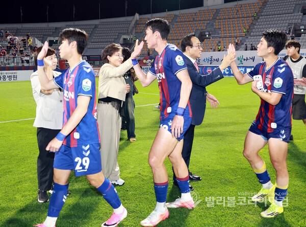 수원FC 승리의 하이파이브, 선수들 격려하는 김미경 수원시의장, 신현삼 재단 이사장, 신소영 문회체육관광 국장.2026.7.10.
