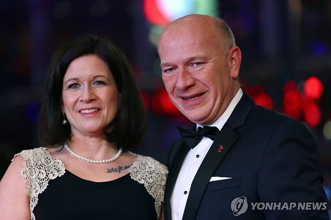 카이 베그너 베를린 시장(오른쪽)과 테니스 상대 카타리나 귄터뷘슈 교육장관 [EPA=연합뉴스 자료사진. 재판매 및 DB 금지]
