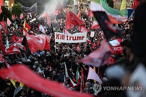 아야톨라 하메네이의 매장식에 나타난 반미구호 [AFP=연합뉴스. 재판매 및 DB 금지]