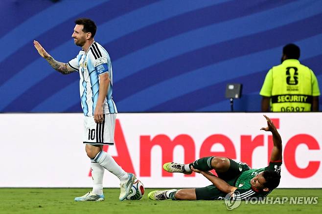 메시(왼쪽)에게 종아리를 밟힌 뒤 아파하는 알제리 선수 [AFP 연합뉴스 자료사진. 재판매 및 DB 금지]