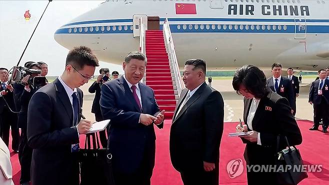 지난달 평양 방문 마무리 앞두고 김정은과 환담하는 시진핑 (서울=연합뉴스) 김정은 북한 국무위원장과 1박 2일 국빈 방문을 마친 시진핑 중국 국가주석이 지난달 9일 평양국제비행장에서 전용기에 오르기 전 대화하고 있다. [조선중앙TV 화면] 2026.6.10     [국내에서만 사용가능. 재배포 금지. For Use Only in the Republic of Korea. No Redistribution] nkphoto@yna.co.kr