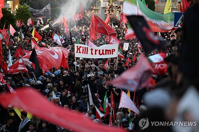 아야톨라 하메네이의 매장식에 나타난 반미 구호 [AFP=연합뉴스. 재판매 및 DB 금지]