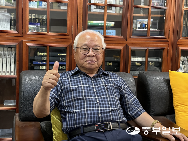 장기구독자 이종국 씨가 중부일보 창간 35주년 및 지령 1만호를 기념해 인터뷰를 진행한 후 사진촬영을 하고 있다. 최영재 기자