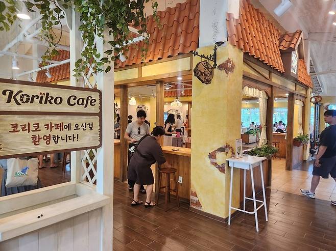'마녀 배달부 키키'를 테마로 한 코리코 카페의 모습. 곳곳에서 애니메이션 속 세계관을 느낄 수 있다. /사진=이안기 기자