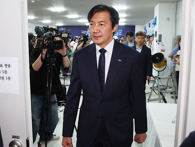 경기 평택을 국회의원 재선거에 출마한 조국혁신당 조국 후보가 6월 4일 경기도 평택시 선거사무소에서 선거 패배를 인정한 후 캠프를 나서고 있다. <사진=뉴시스>
