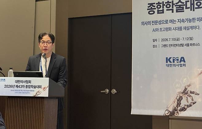 노년내과 전문의 김광준 교수(세브란스병원·AITRICS 대표)가 직접 개발한 '생체신호분석 소프트웨어'에 대해 설명하고 있다｜출처: 정보금 기자