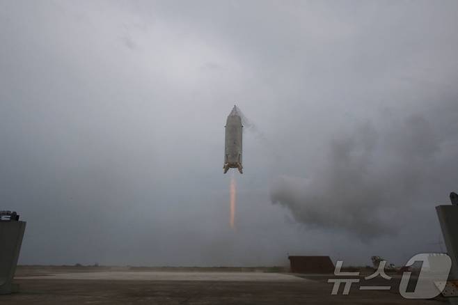 11일 일본 아키타현 노시로시 노시로 로켓시험센터에서 일본 우주항공연구개발기구(JAXA)의 재사용 로켓 실험기 'RV-X'가 상승하고 있다. JAXA는 이날 RV-X가 첫 이륙·착륙 시험을 성공적으로 마쳤다고 밝혔다. 이번 시험은 미국 스페이스X가 주도하는 발사 비용 절감 기술 확보를 위한 진전으로 평가된다. 2026.07.11/ ⓒ AFP=뉴스1