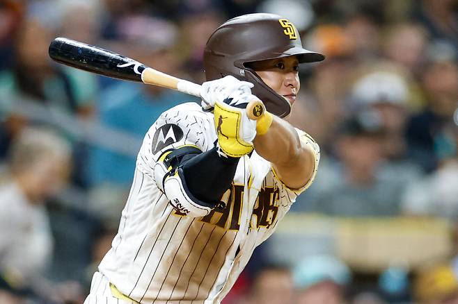 Jul 8, 2026; San Diego, California, USA; San Diego Padres third baseman Sung-Mun Song (24) hits a RBI single during the sixth inning against the Arizona Diamondbacks at Petco Park. Mandatory Credit: David Frerker-Imagn Images연합뉴스