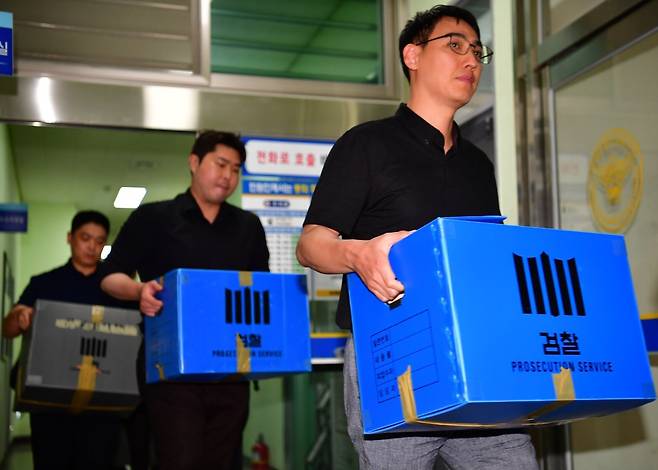 장윤기(23) 여고생 살인사건의 부실수사와 경찰 유착 의혹을 수사하는 광주지검 수사관들이 7일 오후 전남광주통합특별시 광주광산경찰서에 대한 압수수색을 마치고 압수물이 담긴 상자를 들고 나오고 있다. 2026.07.07.  [전남광주=뉴시스]