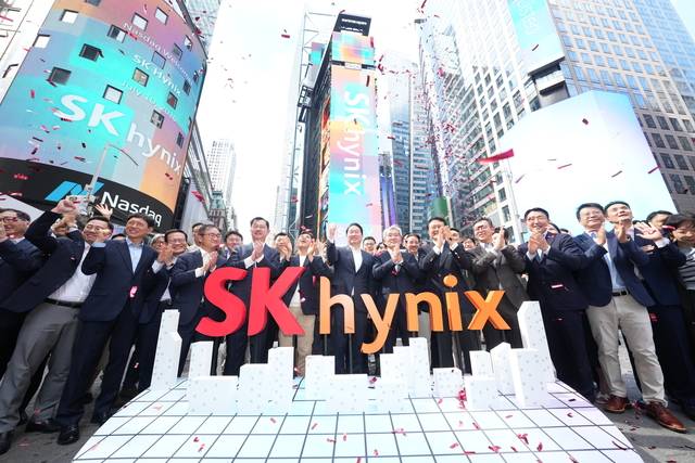 최태원 SK그룹 회장, 곽노정 SK하이닉스 CEO 등 주요 경영진이 SK하이닉스가 나스닥 ADR 거래를 개시된 지난 10일(현지시간) 미국 뉴욕 타임스퀘어 나스닥 타워 앞에서 기념 촬영을 하고 있다. [연합뉴스]