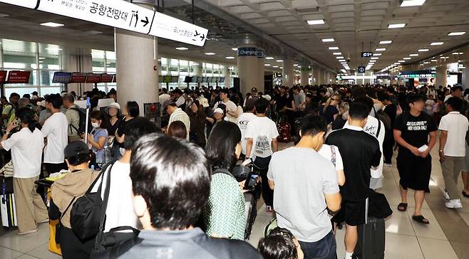 12일 오전 강풍으로 항공편 결항이 발생한 제주국제공항 3층 국내선 출발 대합실에 대체 항공편 탑승권을 구하려는 승객들이 긴 줄을 서고 있다. 12일 오전 9시 기준 제주공항에서는 국내선 81편이 결항하고 국제선 2편이 회항했으며, 강풍·급변풍 경보가 내려져 항공기 운항 차질이 이어지고 있다. /사진=뉴스1