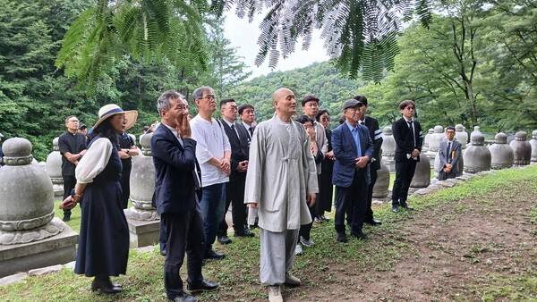 경기 남양주 봉인사에 고 양홍관 선생의 유골을 안치한 유족과 동지들은, 향후 49재에 맞춰 수목장을 치를 봉인사 곳곳을 나직이 둘러보며 고인의 마지막 안식처를 살폈다. 유정길 대표 제공