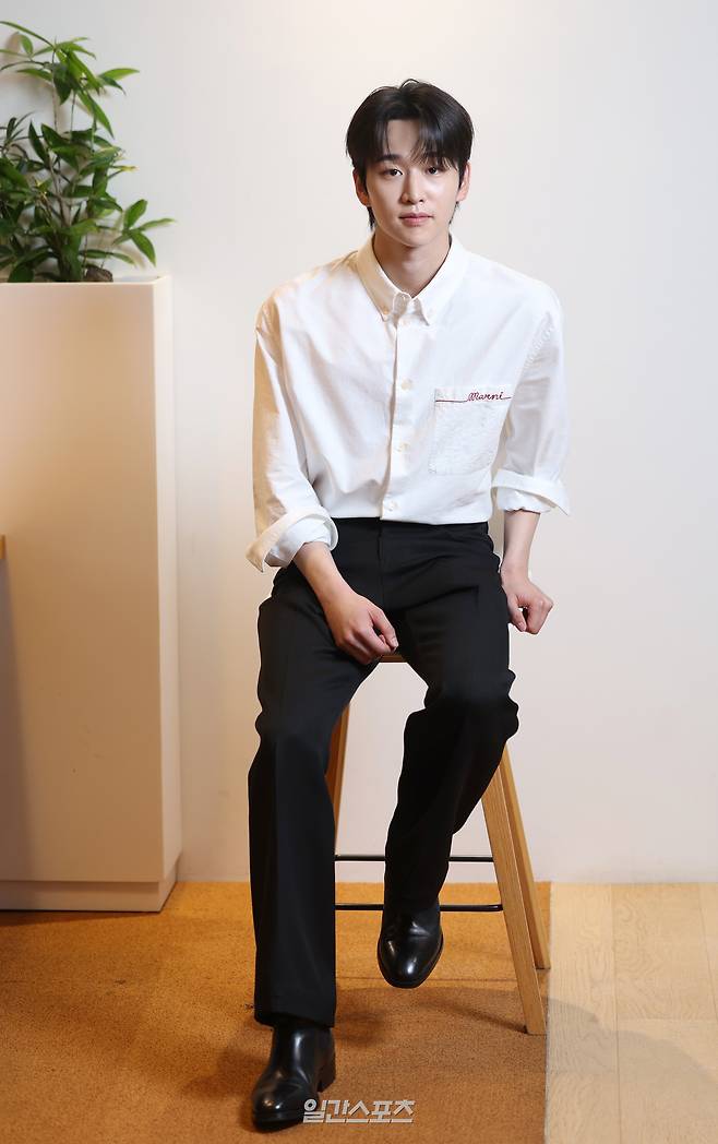 드라마 '닥터 섬보이'에 출연한 배우 김윤우가 7일 서울 중구 KG타워에서 진행한 일간스포츠와의 인터뷰에 앞서 포즈를 취하고 있다. 김민규 기자 mgkim1@edaily.co.kr/2026.07.07/