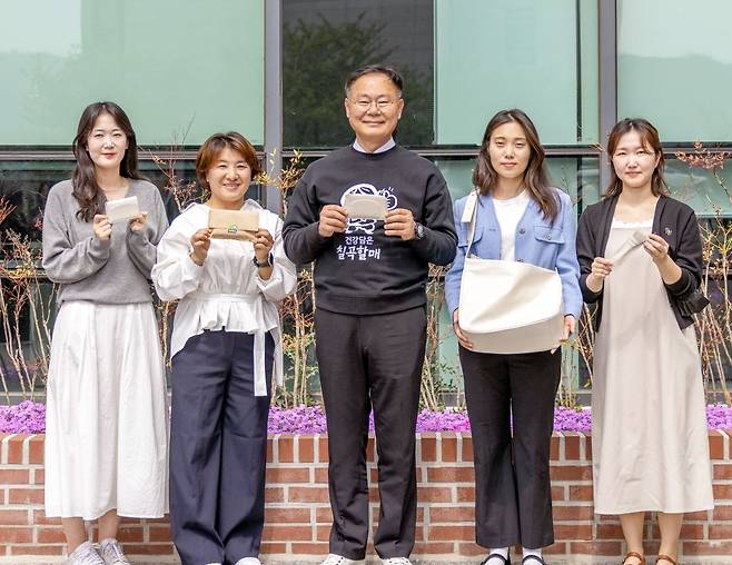 김재욱 칠곡군수와 칠곡군농업기술센터 직원들이 국내 최초로 개발한 참외 부산물 친환경 가죽(비건 가죽) 제품을 들어 보이고 있다.               칠곡군 제공
