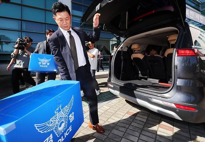 지난 11일 오전 광주경찰청에서 경찰청 국가수사본부 특별수사팀이 압수수색을 마친 뒤 이동하고 있다. 특별수사팀은 이날 41명 규모 특별수사단으로 확대 편성됐다. 연합뉴스
