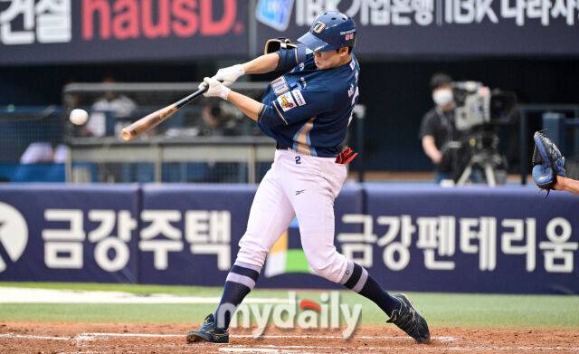 2026년 5월 2일 오후 서울 잠실구장에서 열린 '2026 신한 SOL KBO리그' NC 다이노스와 LG 트윈스의 경기. NC 박민우가 3회초 무사 1.2루서 1타점 2루타를 치고 있다./마이데일리