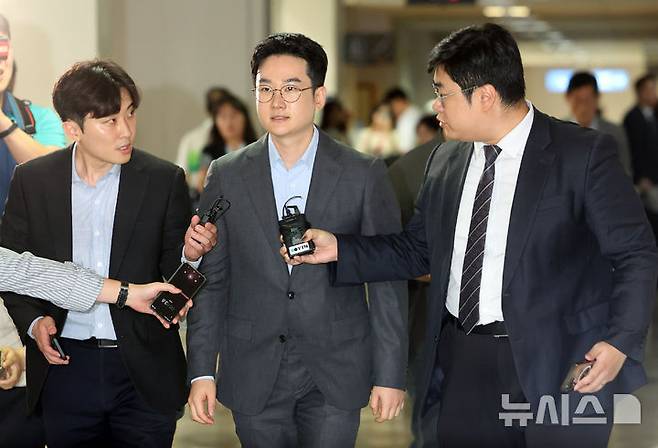 [부산=뉴시스] 하경민 기자 = 6·3 지방선거 때 음료 피습 자작극 의혹이 제기된 정이한 전 개혁신당 부산시장 후보가 구속전피의자심문(영장실질심사)에 출석하기 위해 8일 오후 부산 연제구 부산지방법원 법정으로 이동하고 있다. 2026.07.08. yulnetphoto@newsis.com