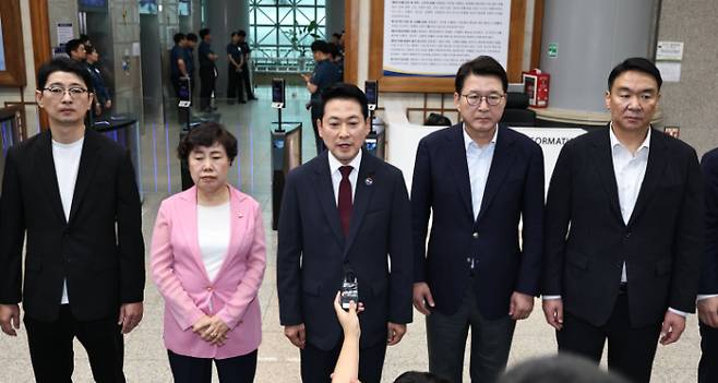10일 '장윤기 사건'과 관련해 경찰청을 항의 방문한 국민의힘 장동혁 대표와 의원들이 유재성 경찰청장 직무대행과의 면담장에 취재진, 보좌관 등의 출입을 막으며 비공개를 요청하는 경찰과 대치하다 발언하고 있다. 연합뉴스