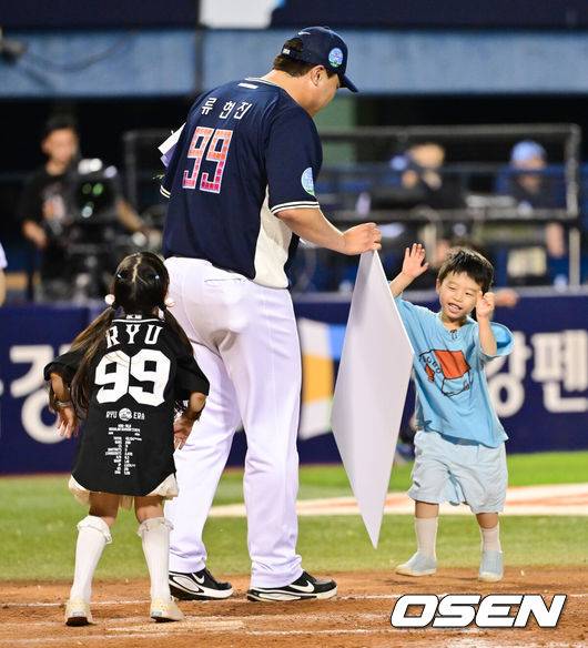[OSEN=잠실, 박준형 기자] 나눔 올스타가 잠실구장 마지막 올스타전에서 승리했다. 나눔 올스타는 2022년 이후 5연승을 거뒀다. 나눔 올스타는 11일 서울 잠실구장에서 열린 ‘2026 KBO 올스타전’에서 드림 올스타에 10-2로 승리했다. 경기종료 후 우수투수상을 수상한 류현진이 자녀들과 기뻐하고 있다.   2026.07.11 / soul1014@osen.co.kr