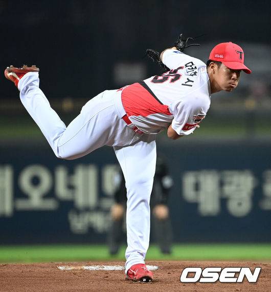 [OSEN=광주, 조은정 기자] 1일 오후 광주기아챔피언스필드에서 ‘2021 신한은행 SOL KBO리그’ KIA 타이거즈와 키움 히어로즈의 경기가 열렸다.1회초 KIA 선발 다카하시가 힘차게 공을 던지고 있다. 2021.10.01 /cej@osen.co.kr