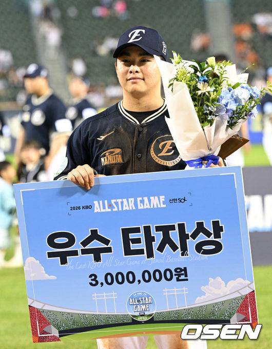 [OSEN=잠실, 이대선 기자] 나눔 올스타가 잠실구장 마지막 올스타전에서 승리했다. 나눔 올스타는 2022년 이후 5연승을 거뒀다. 나눔 올스타는 11일 서울 잠실구장에서 열린 ‘2026 KBO 올스타전’에서 드림 올스타에 10-1로 승리했다. 22안타를 몰아친 나눔 올스타는 역대 팀 최다 안타 신기록을 세웠다. 종전 기록은 2017년 드림 올스타의 19안타였다. 허인서가 5타수 4안타 1타점, 문현빈이 5타수 4안타 1타점, 이도윤이 4타수 3안타 3타점으로 활약했다. 우수 타자상을 수상한 나눔올스타 문현빈이 포즈를 취하고 있다. 2026.07.11 2026.07.11 / sunday@osen.co.kr
