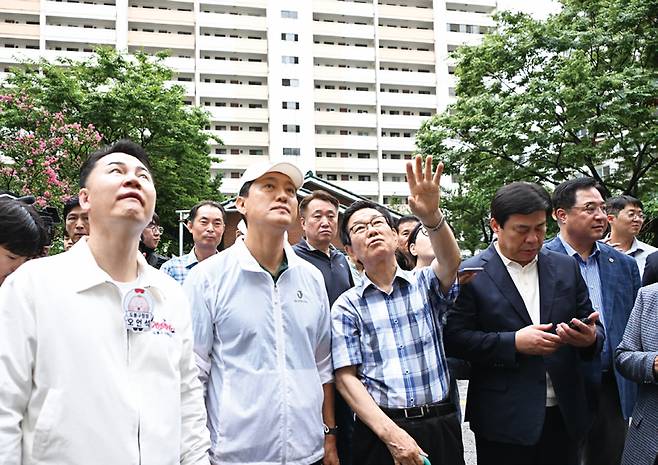 2025년 9월4일 오세훈 서울시장(왼쪽 두 번째)이 재건축이 예정된 서울 도봉구 삼환도봉아파트를 찾아 점검하고 있는 모습 ⓒ서울시 제공