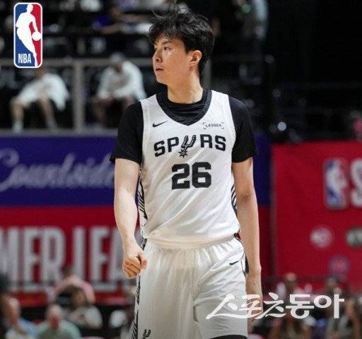 샌안토니오의 이현중이 12일(한국시간) 미국 라스베이거스 토마스&맥 센터에서 열린 뉴욕 닉스와 경기에 출전했다.  사진출처｜NBA 공식 SNS